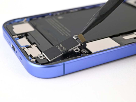 Замена вибромотора iPhone 16 Plus